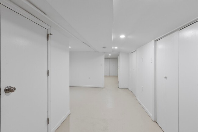 Building Photo - 676 Chestnut St