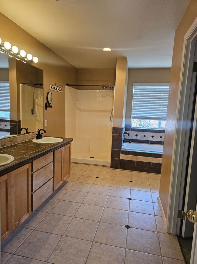 Building Photo - 4 bedroom shy 2500 sqft home in gated cmty!