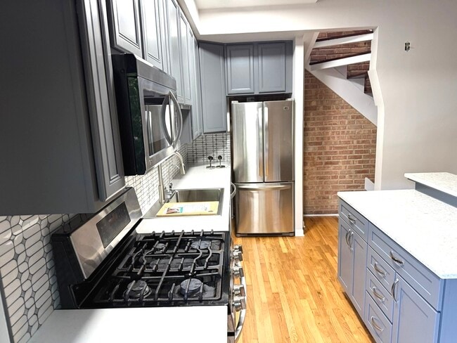 Building Photo - 646 W Belden Ave