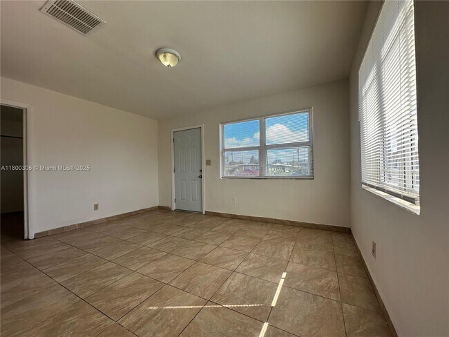 Building Photo - 623 NW 9th Ave