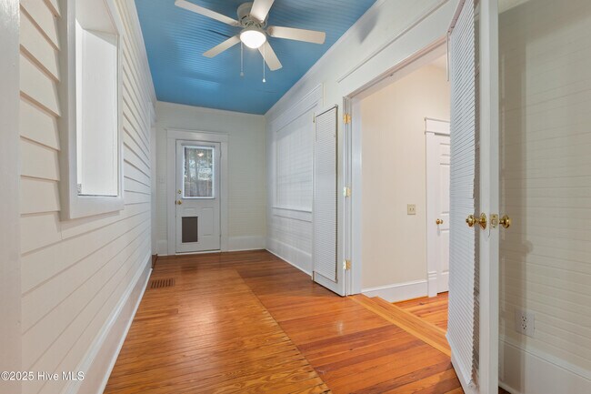 Building Photo - 160 N Rdg St