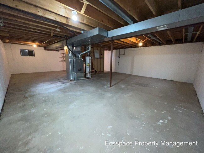 Building Photo - Four Bedroom House in the Smoky Hill neigh...