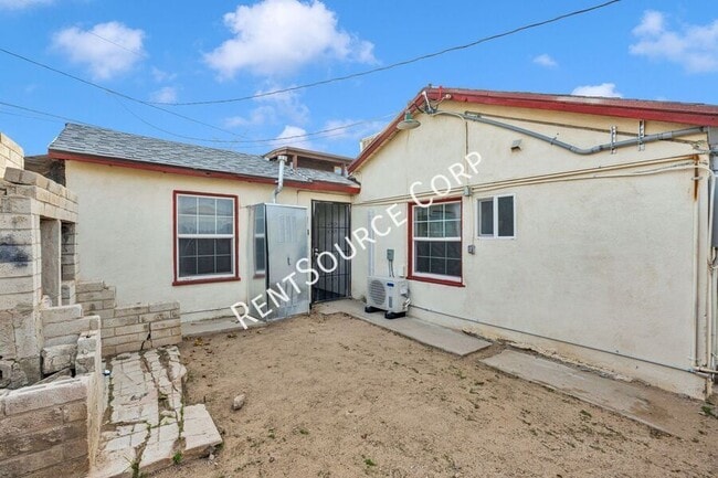 Building Photo - 1040-1042 Flora St