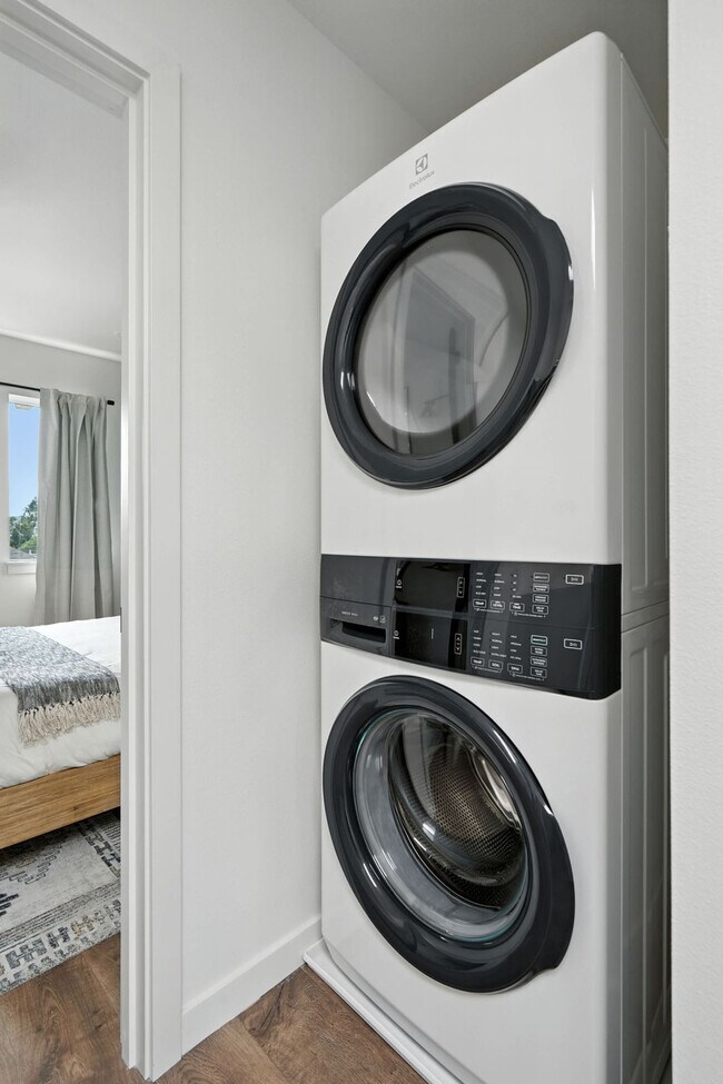 Building Photo - 925 NE 23rd Ave