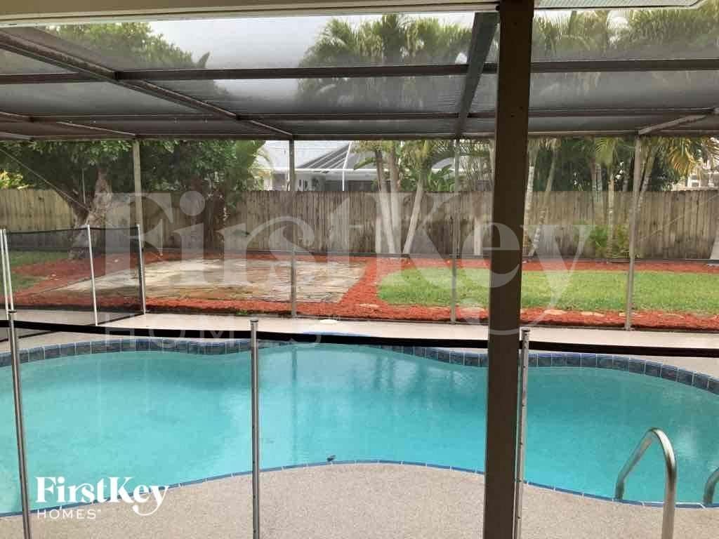 Building Photo - 233 SW 38th St