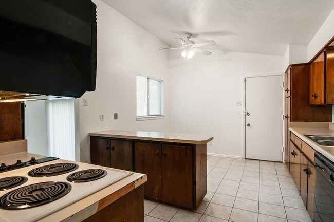 Building Photo - 9023 Pinewood Dr