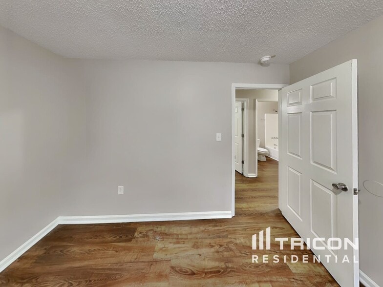 Building Photo - 10500 Southern Oak Ct