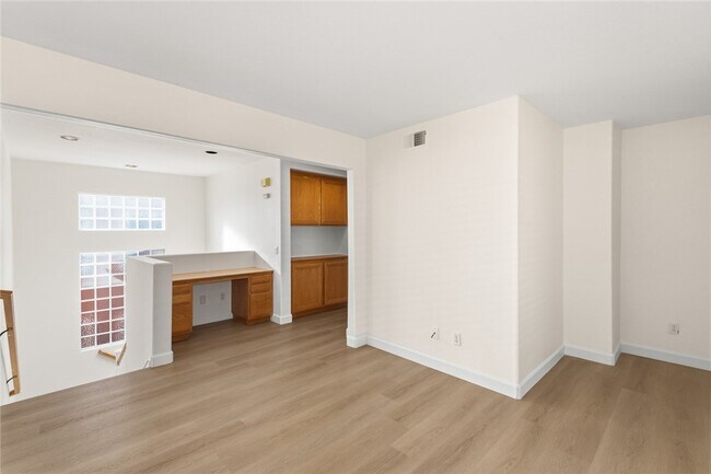 Building Photo - 51 Avanzare