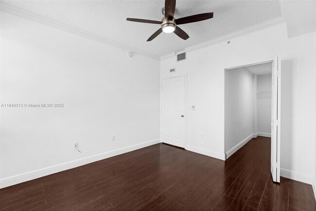 Building Photo - 533 NE 3rd Ave