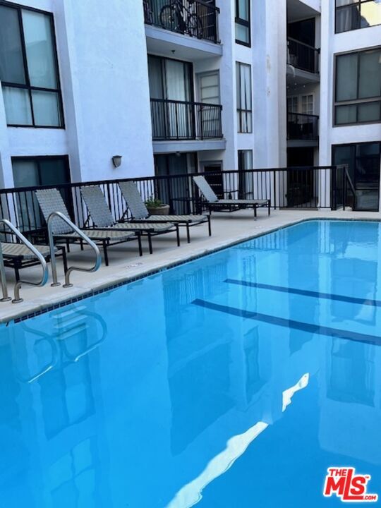 Building Photo - 906 N Doheny Dr