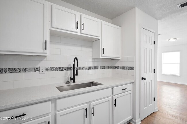 Building Photo - 8431 India Ave