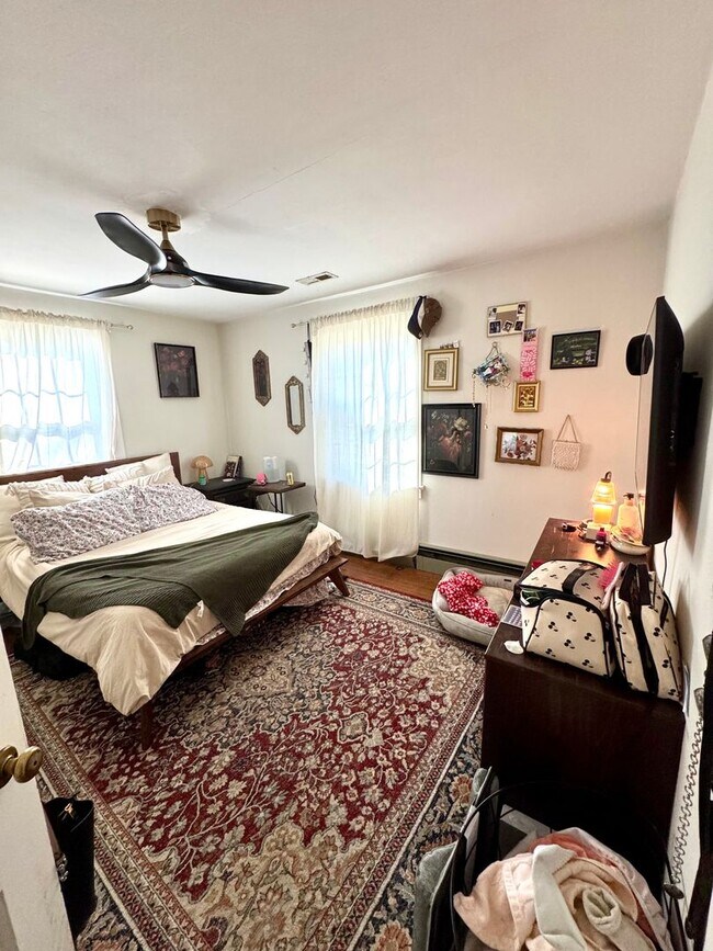 Building Photo - 5 Bed 2 Bath Home for Rent in Chesapeake!