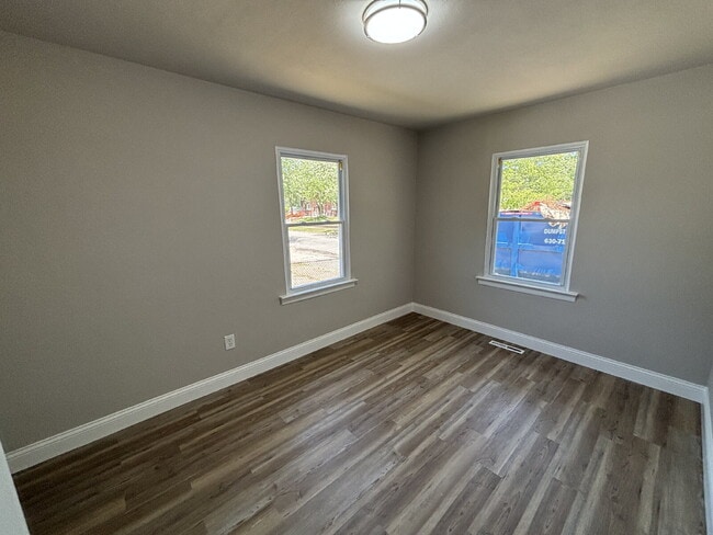 Building Photo - Charming 4-bed House in Gary!