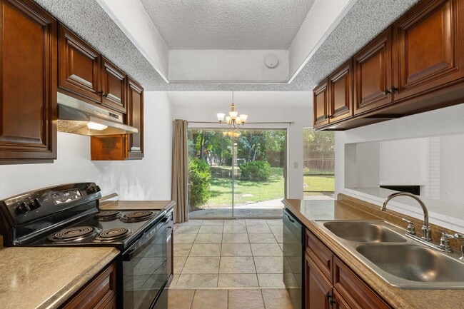 Building Photo - 3 Bedroom/2 Bath Camelot II Subdivision