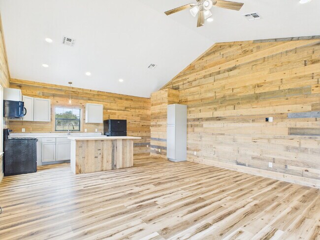 Building Photo - 2/2 Custom Cabin