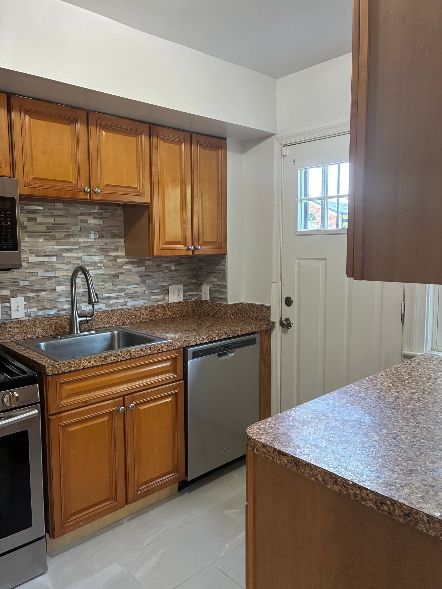 Building Photo - 425 Oakwood St SE