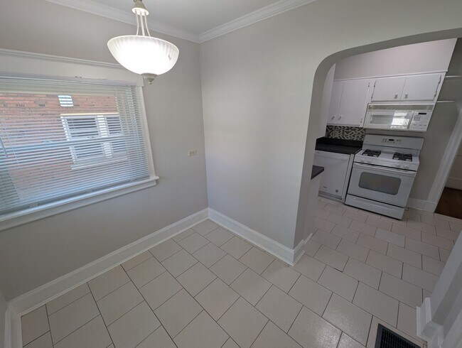 Building Photo - 3827 Millsbrae Ave