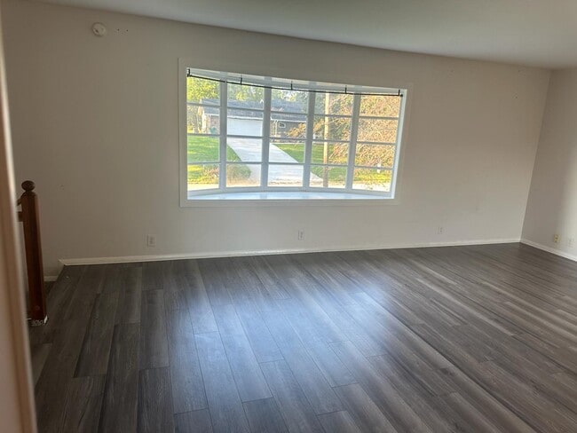 Building Photo - 4305 E Maple Manor Pkwy