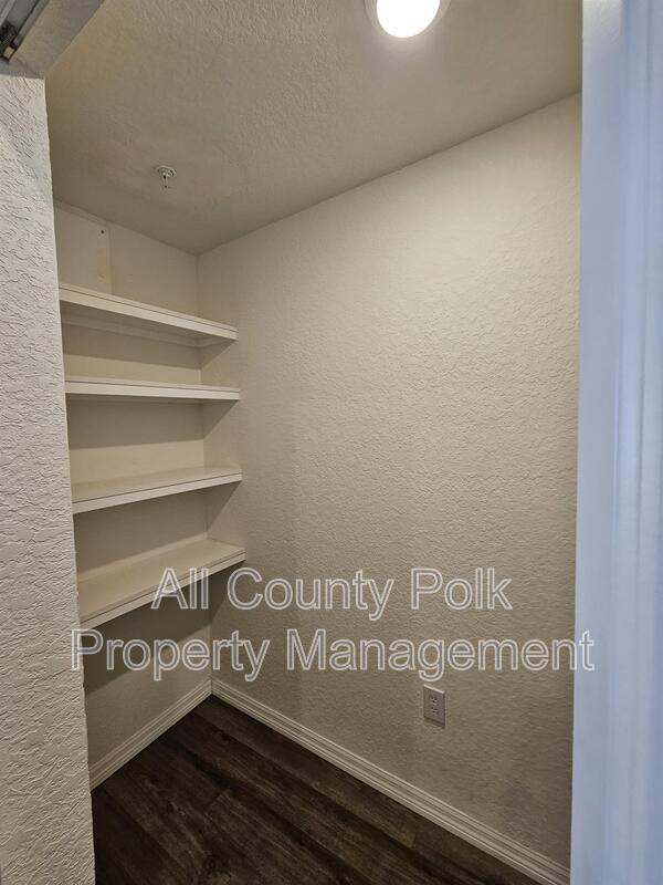 Building Photo - 915 Ariana St