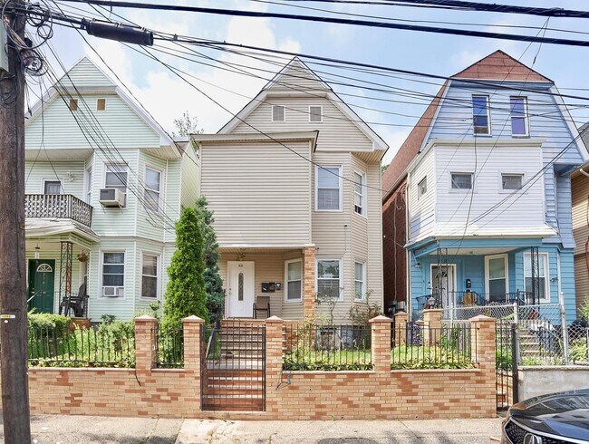Primary Photo - 221 Claremont Ave