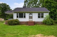 Building Photo - 2 Bedroom, 1 Bathroom House in Madison!