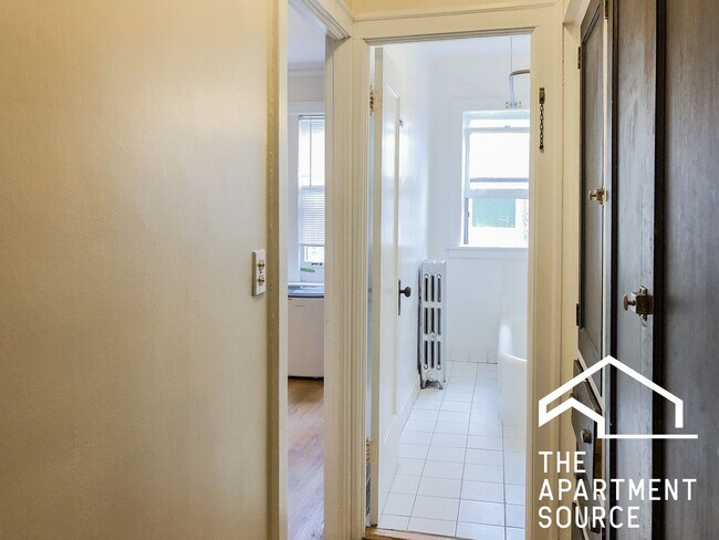 Building Photo - 1608 W Sunnyside Ave