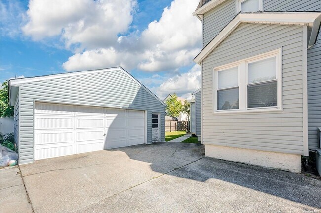 Building Photo - 223 Hickox Ave