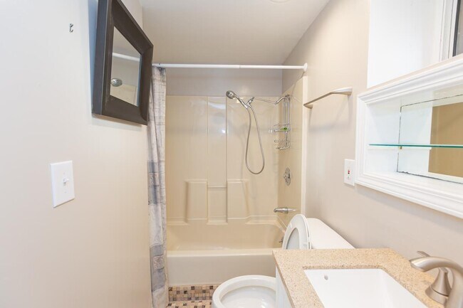 Building Photo - 331 Courtland Dr