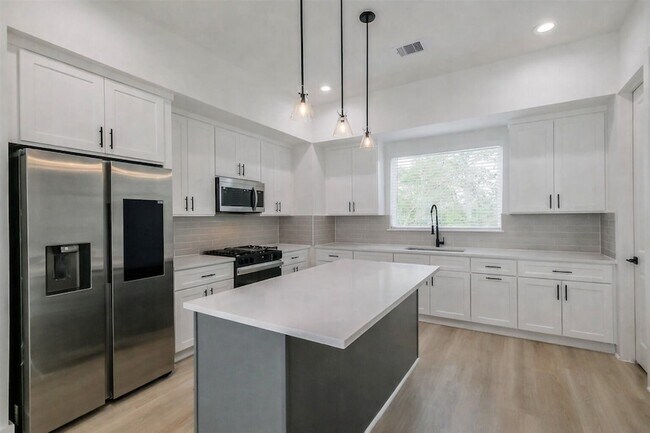 Building Photo - 5703 Balbo St