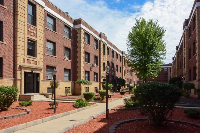 Building Photo - 822 W Waveland Ave