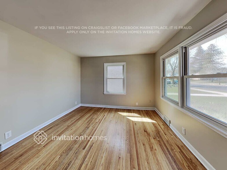 Building Photo - 5613 27th Ave S