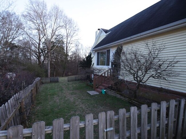 Building Photo - 104 Victoria Dr