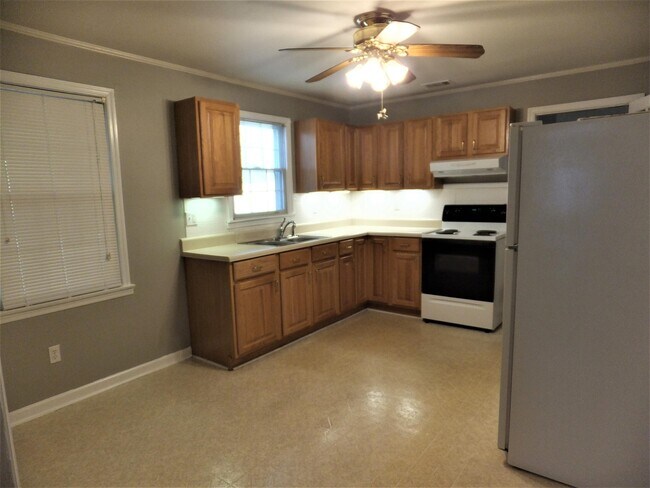 Building Photo - 214 Edgewood Dr