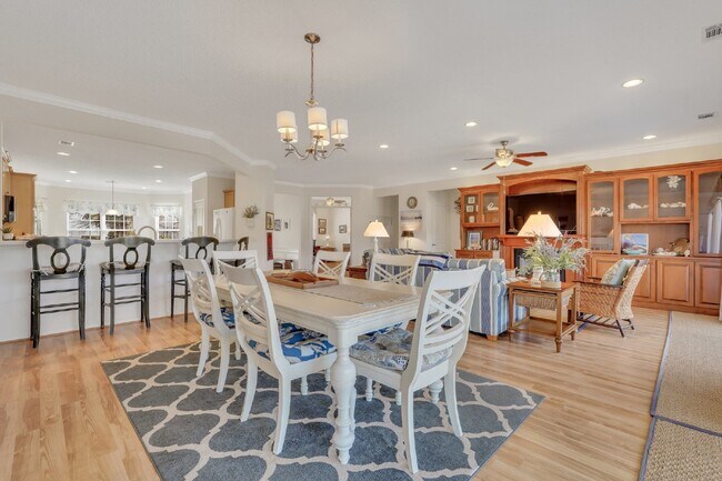 Building Photo - "Spacious Golf and Lagoon View 2 Bed, 2 Bath Rental Home in Sun City!