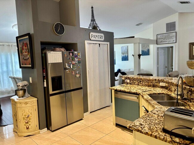 Building Photo - 981 SW McComkle Ave