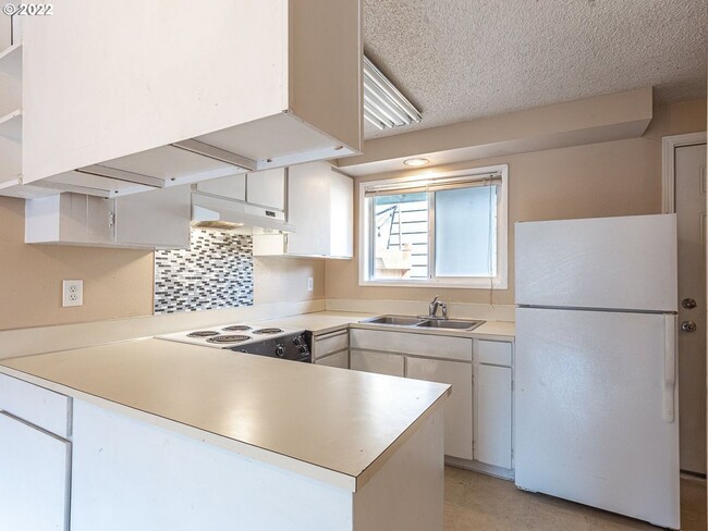 Building Photo - Bright Interior with Generous Bedroom Space – Includes Washer and Dryer