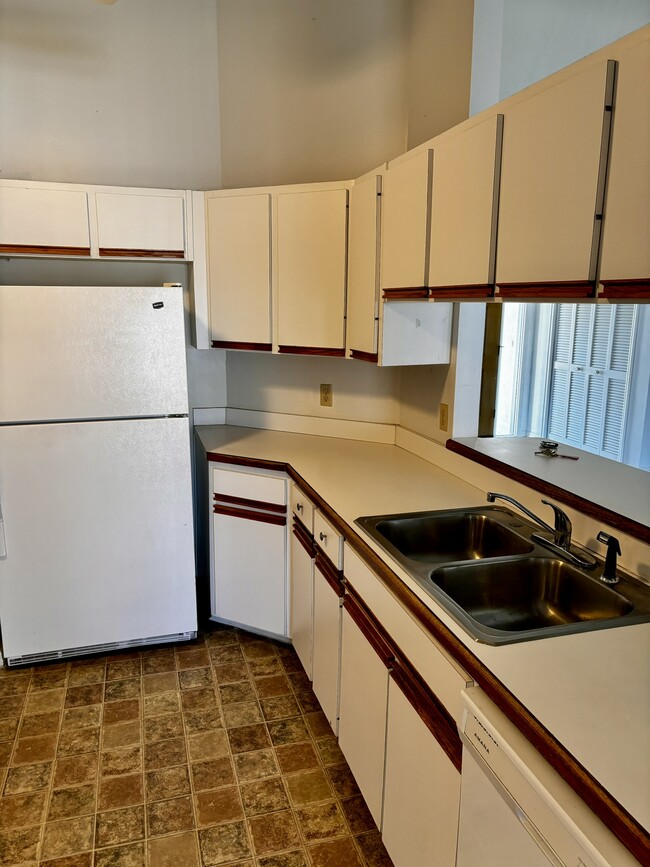 Building Photo - 1050 S Crystal Glen Dr