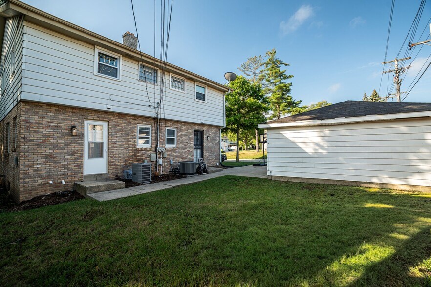 Building Photo - 4956 W Midland Dr