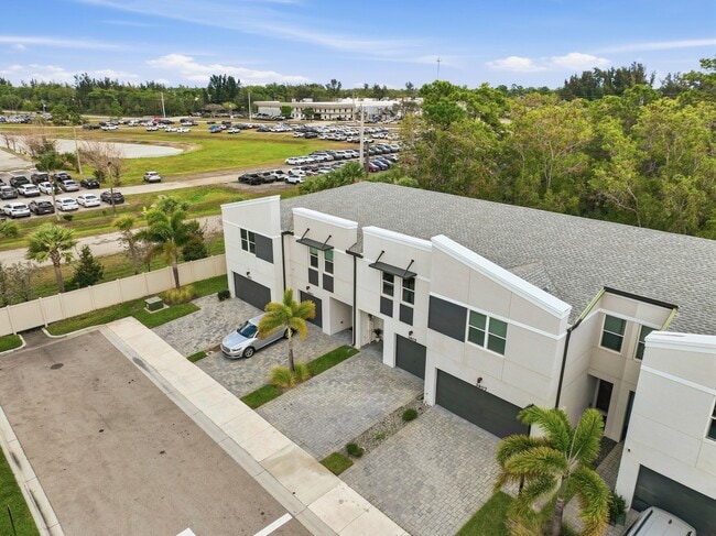 Building Photo - 3905 SE Mentmore Ln