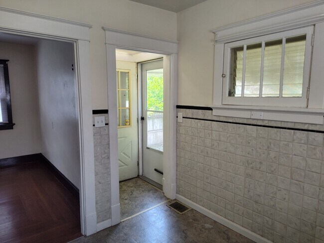 Building Photo - 5423 Rolston Ave