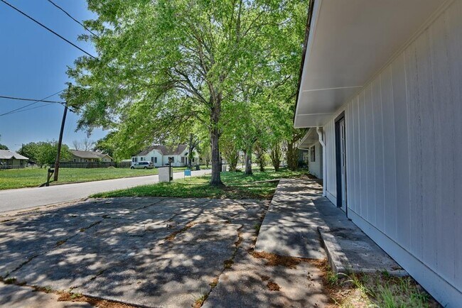 Building Photo - 415 Silliman St