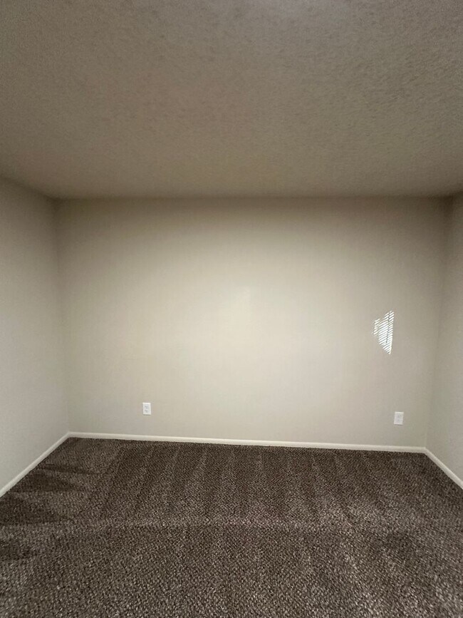 Building Photo - Bench Location Just Minutes to Downtown and BSU!