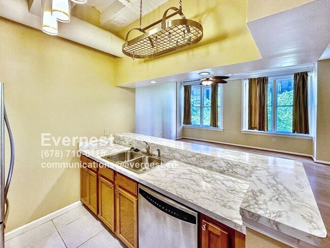 Building Photo - Cozy 1-Bedroom Condo with Convenient Acces...