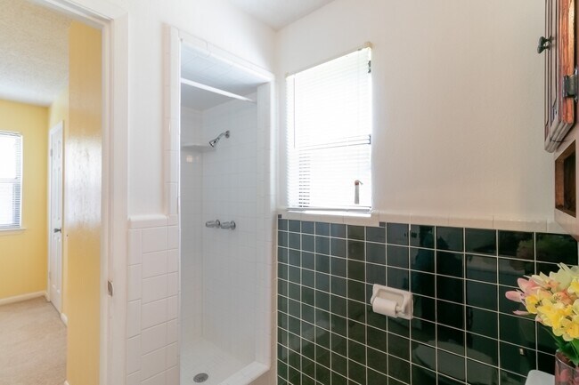 Building Photo - Charming 3 bedroom 2 bath home available soon!!