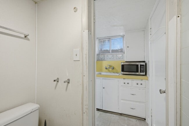 Building Photo - Spacious One Bedroom right by the Capitol