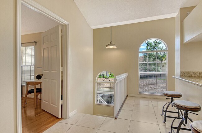 Building Photo - Spacious 3 bedroom, 2 bath condo with a lake view in Palmer Ranch