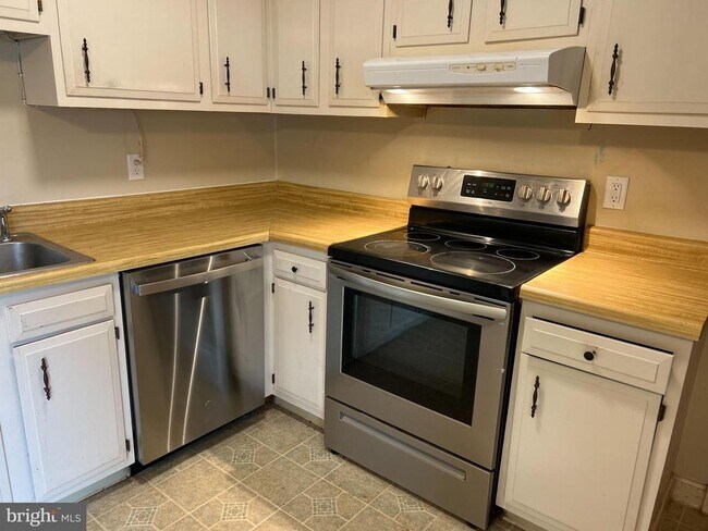 Building Photo - 101 Fantasia Dr