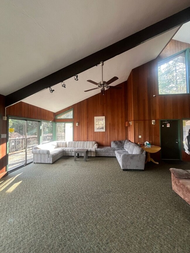 Building Photo - 2-Bedroom 2-Bathroom Condo POOL, HOT TUB and GYM included