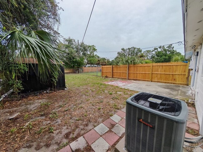 Building Photo - Charming 2-Bedroom Duplex Near Fossil Park...