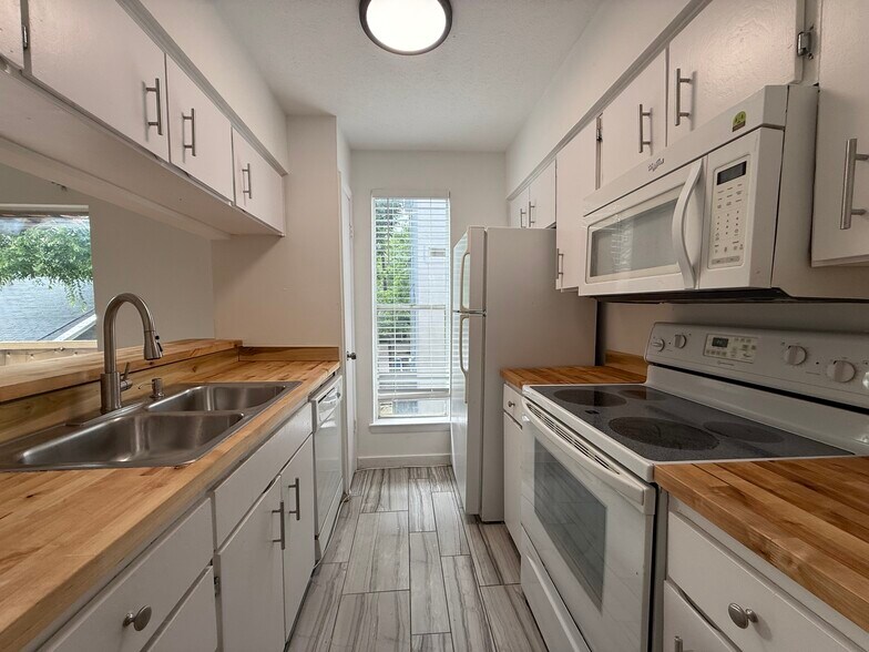 Building Photo - 4327 Holland Ave